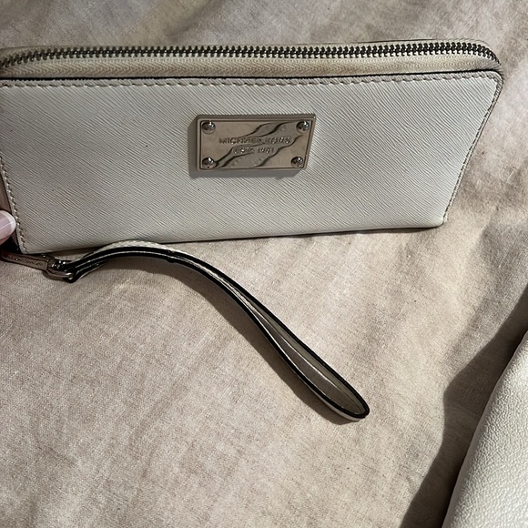 White Michael Kors leather bag and matching wallet/wristlet. - Picture 2 of 3